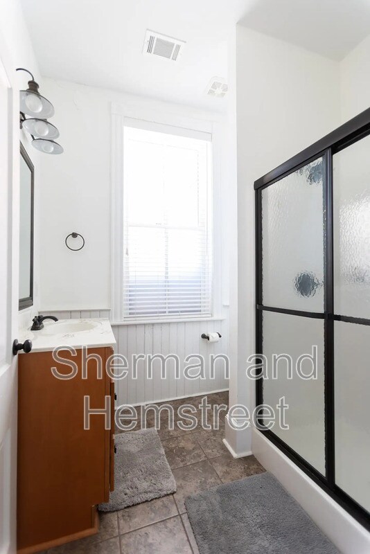 Foto del edificio - 215 Twelfth Street Apt B