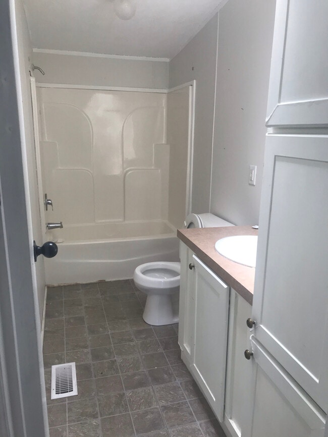 Building Photo - RENTAL WITH 4 ACRES!!