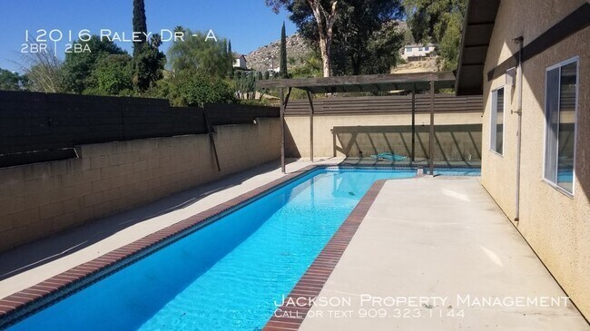 Foto del edificio - Great 2 Bedroom Pool House Unit Totally Up...
