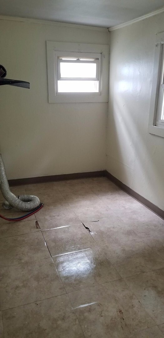 Building Photo - 3 bed, 1.5 bath, fenced yard