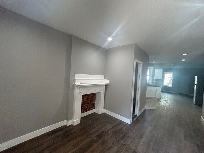 Building Photo - 3 Bedroom 1.5 Bathroom PHA Friendly Home