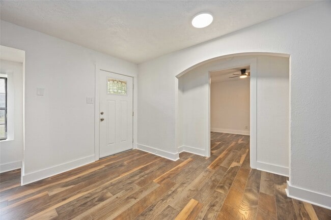 Foto del edificio - 6043 Lyndhurst Dr