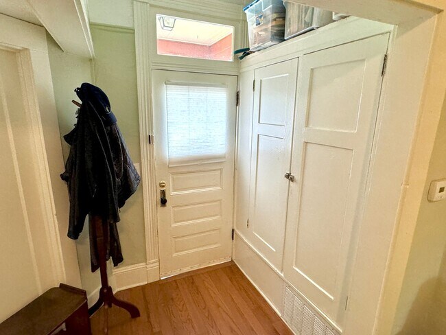 Foto del edificio - Kerns / Laurelhurst Area Bungalow with Fen...