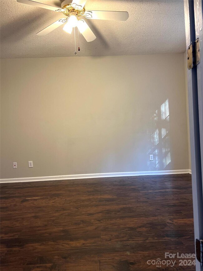 Foto del edificio - 3210 Summercroft Ln