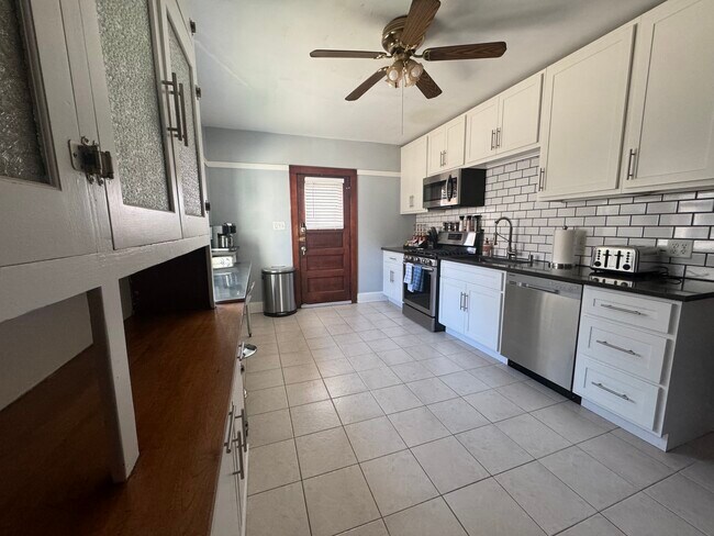 Kitchen - 821 E Pearson St