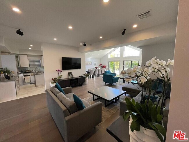 Foto del edificio - 5104 Garden Grove Ave