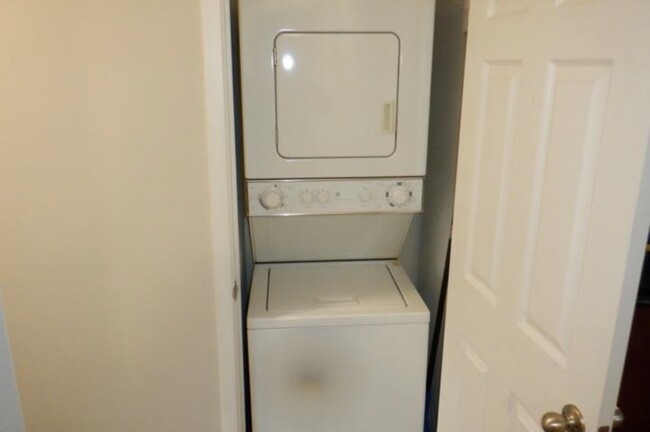 IN-UNIT WASHER/DRYER - 2445 Torquay Ave