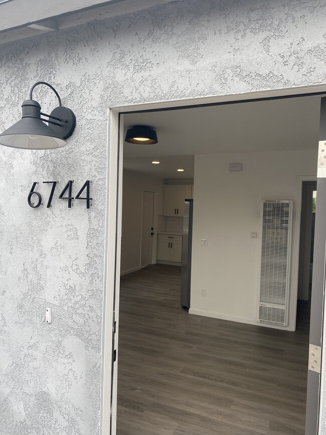 Foto del edificio - 6744 N Elman St