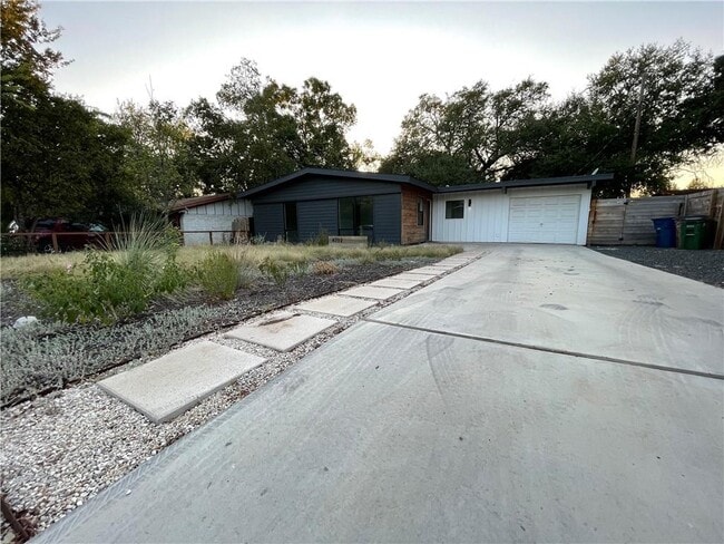 Building Photo - 4702 Surrey Dr