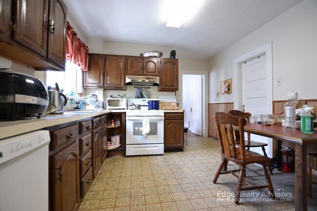 Building Photo - 27 Montfern Ave
