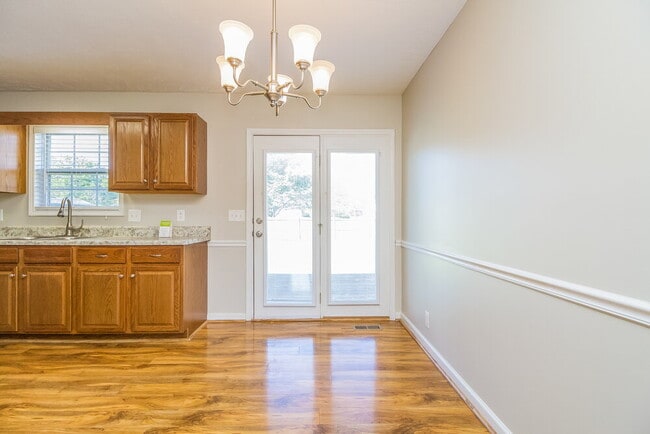 Building Photo - 3323 Meadowhill Dr