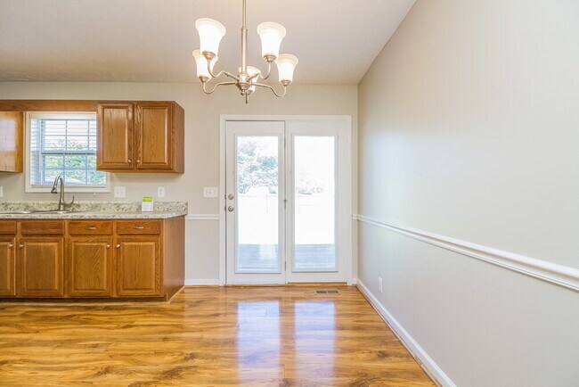 Foto del edificio - 3323 Meadowhill Dr