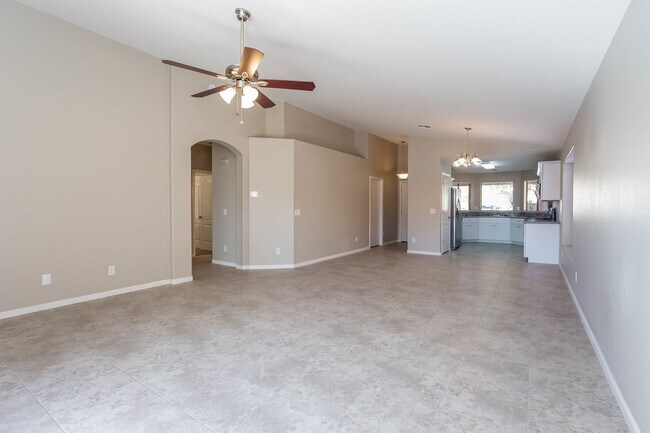 Foto del edificio - 883 E Lovegrass Dr