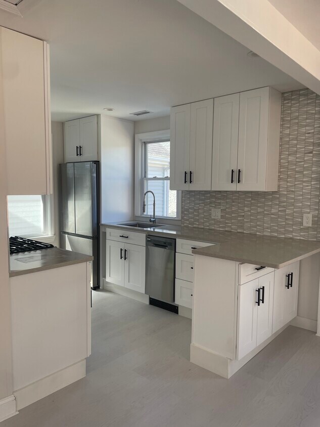 Foto principal - 128 River Rd Ext