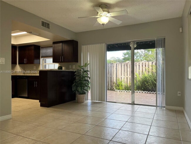 Foto del edificio - Lake Loop Road, Cooper City, FL 33330 - 3 BR 2.5 BA townhouse
