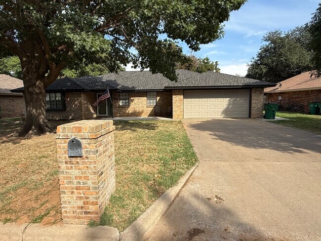 Building Photo - 2713 English Dr