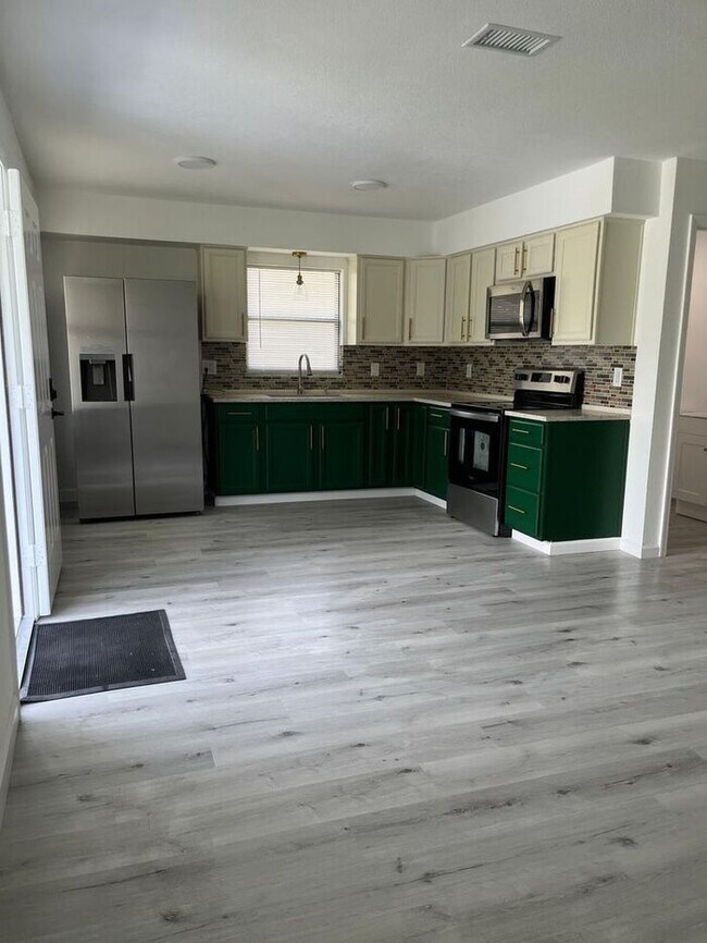 Building Photo - Recently remodeled Summerfield Rental