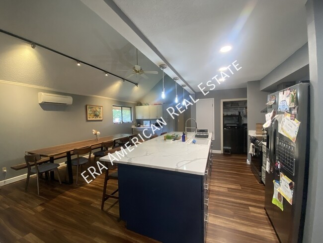 Foto del edificio - **PRICE REDUCED*****MOVE IN SPECIAL- First...