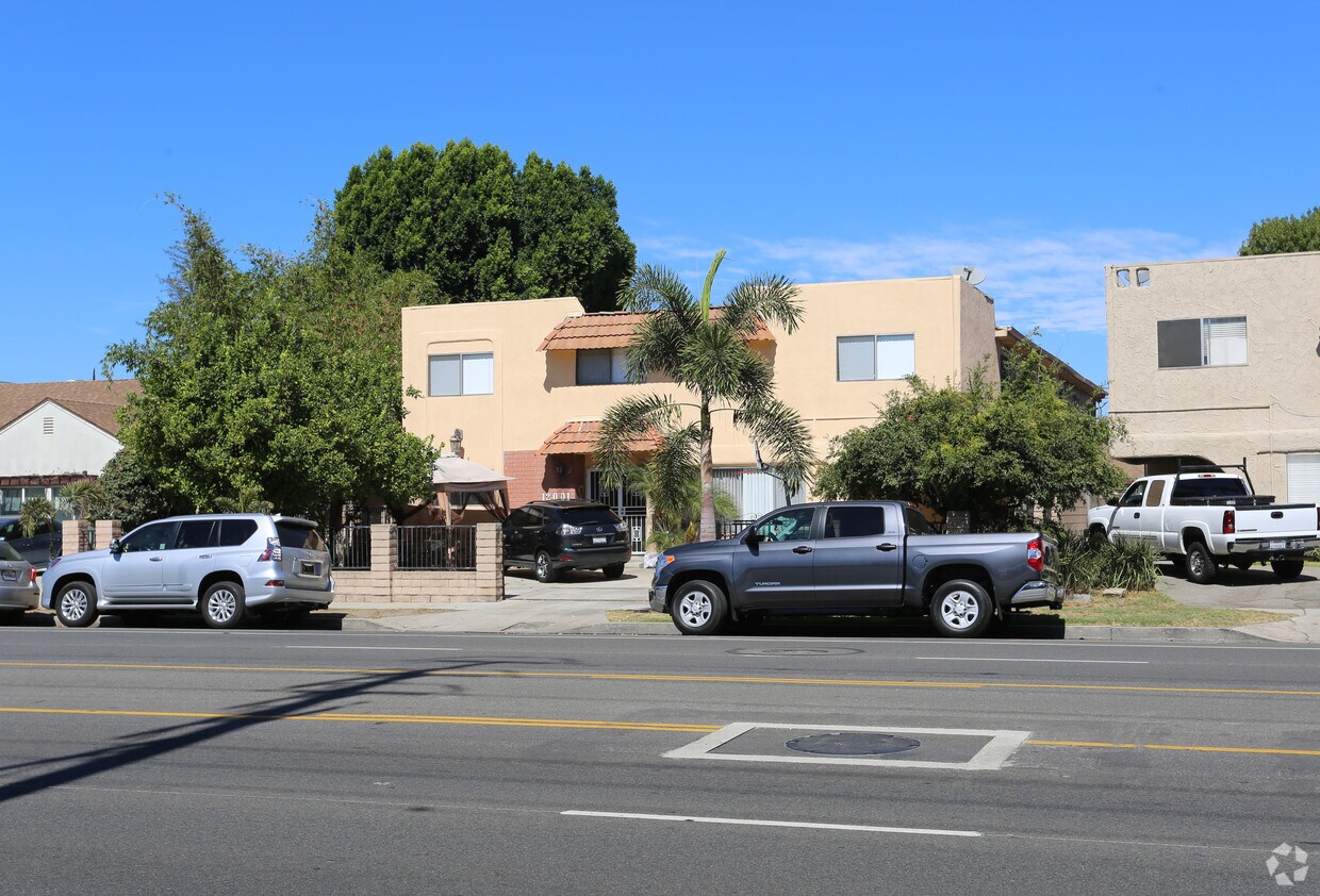 Edificio - 12001 Burbank Blvd