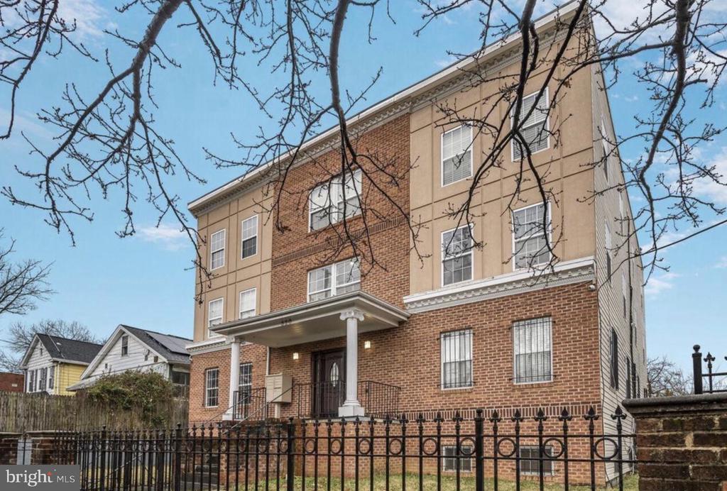 Foto principal - 320 61st St NE