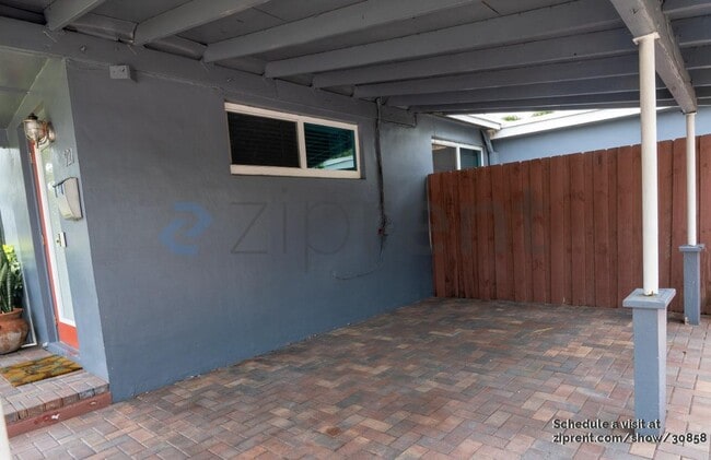 Foto del edificio - 921 NE 58th St