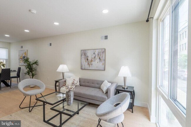 Foto del edificio - WOW brand new with Deck