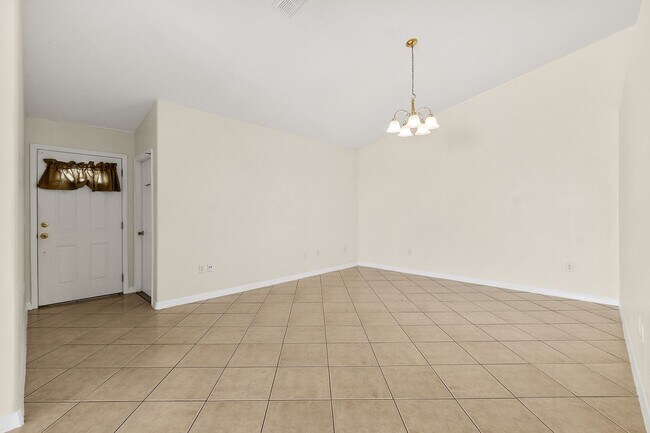 Building Photo - Spacious 3 Bedroom 2 Bath Duplex in Pine G...