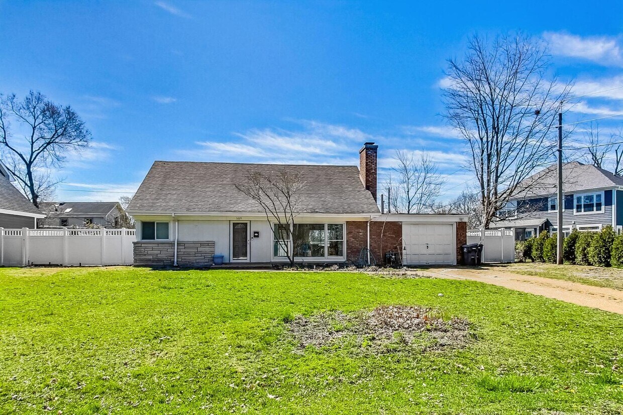 Primary Photo - 3225 Illinois Rd