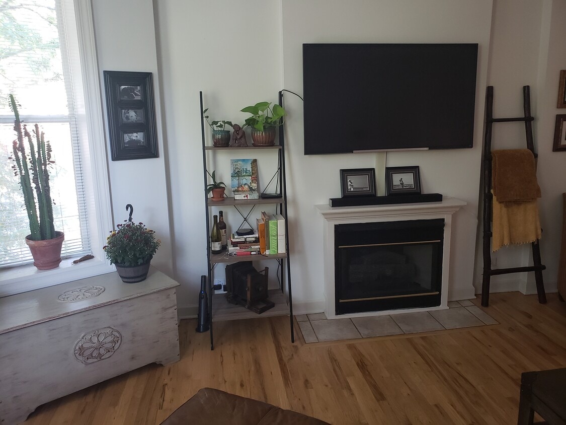 Primary Photo - 1451 N Maplewood Ave