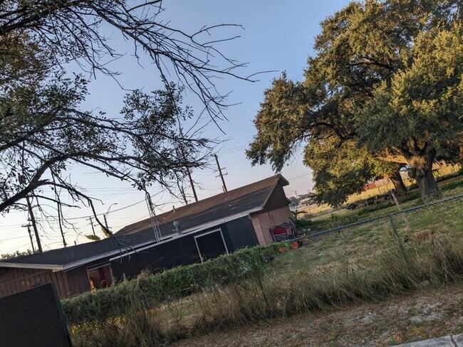 Foto del edificio - 1439 N Alamo Rd