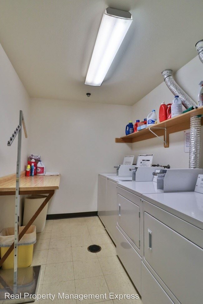 Foto del edificio - 133 E Twin Oaks Pl