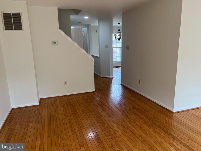 Foto del edificio - 121 Lewisville Ct