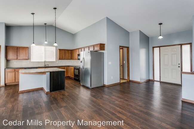 Building Photo - 4 br, 3 bath House - 704 S. Sierra Hills