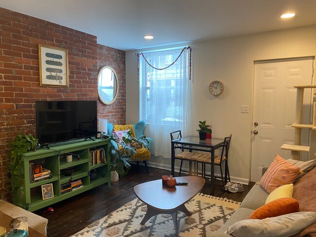 2 BEDROOM IN THE SOUTHSIDE SLOPES- Available August 5! - 2 BEDROOM IN THE SOUTHSIDE SLOPES- Available August 5! House