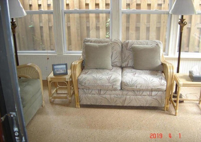 Foto del edificio - 8709 Camelia Court