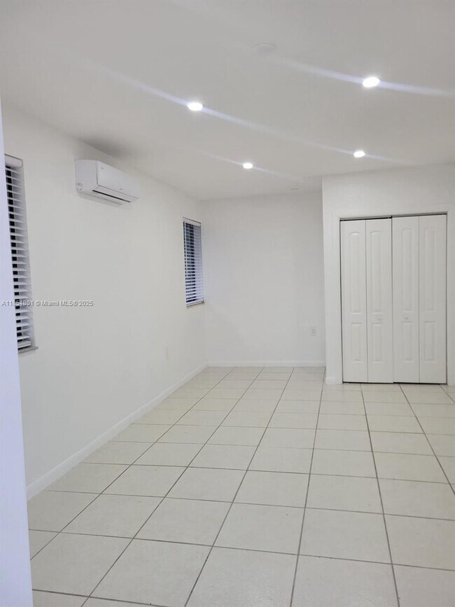 Foto del edificio - 8415 NW 171st St