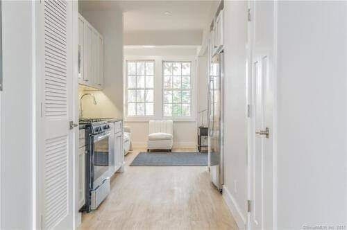 Building Photo - Stunning 1 Bedroom Apartment!