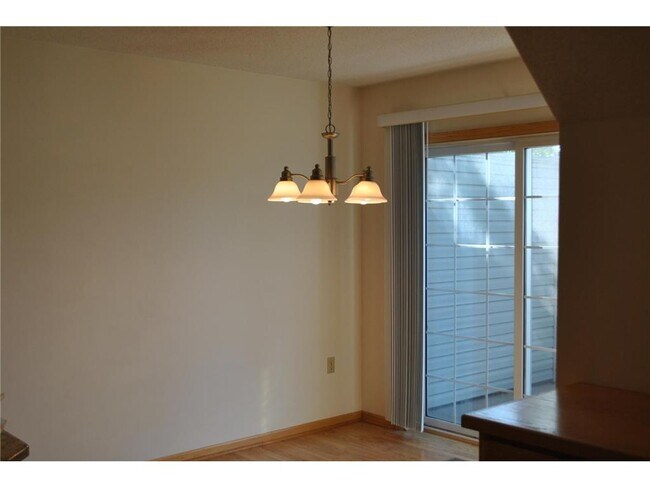 Building Photo - 2340 Oakridge Cir