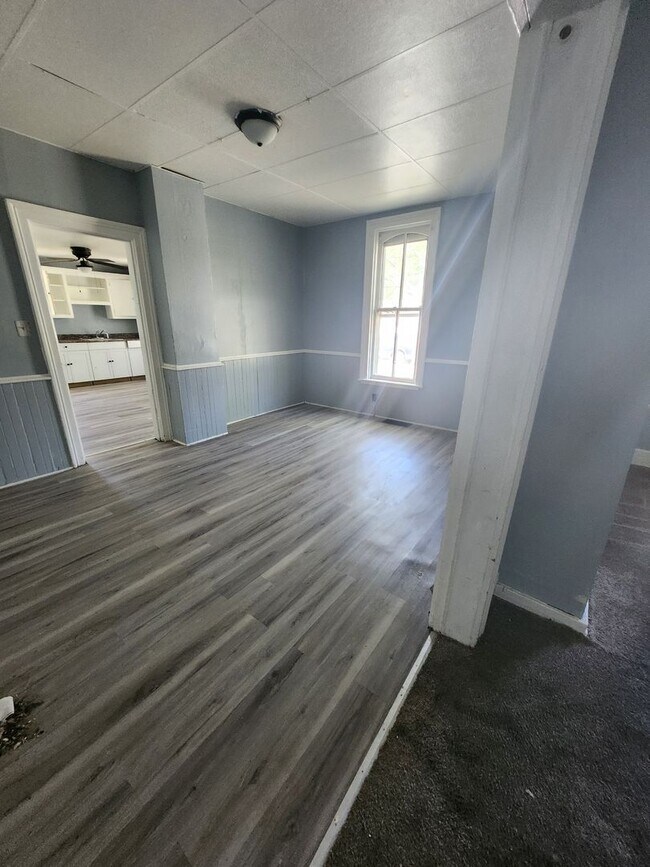 Building Photo - 3 bedroom townhouse on west side