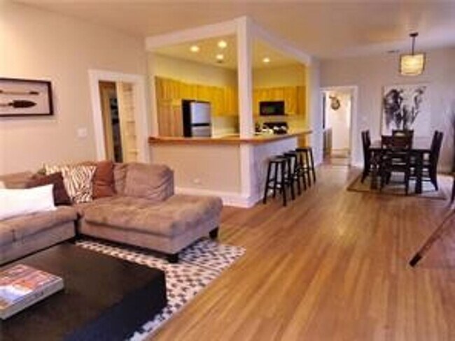 Foto del edificio - Available: Updated, spacious Tarrytown 4 bed / 4 bath, furnished or unfurnished