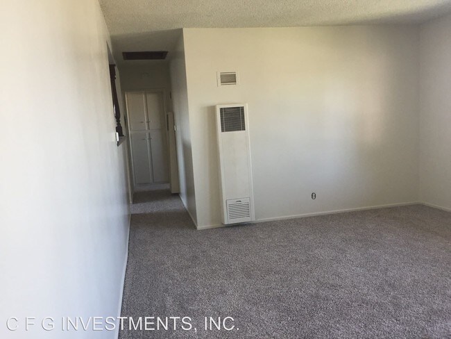 Building Photo - 15251 Van Buren St