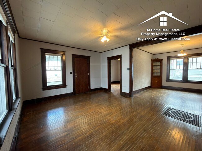 Foto del edificio - 302 W 6th St