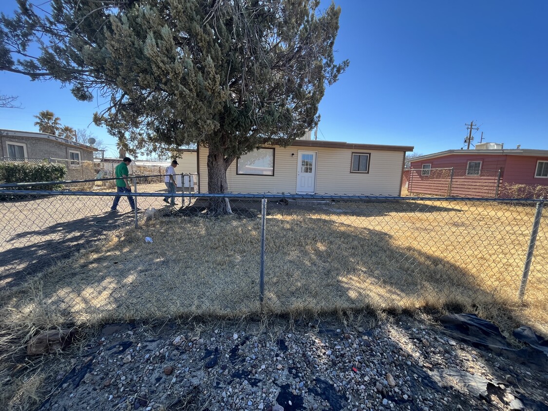 Primary Photo - 102 E Yuma St