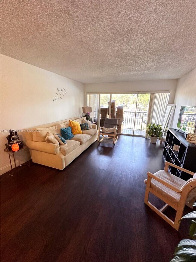 Foto del edificio - 8801 Wiles Rd
