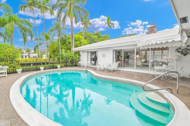 Building Photo - 300 E Coconut Palm Rd