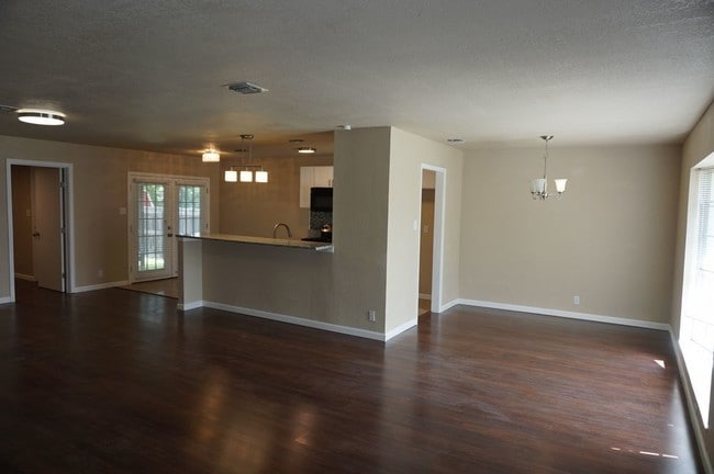 Building Photo - 7563 Lincoln Village