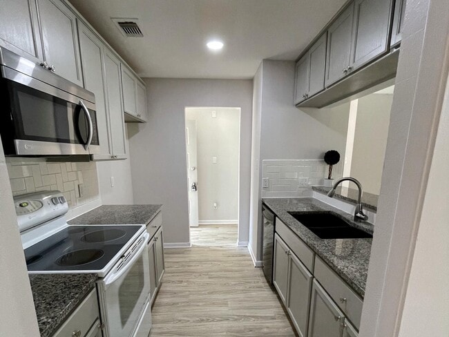 Building Photo - 14 Hasting Oak Ct