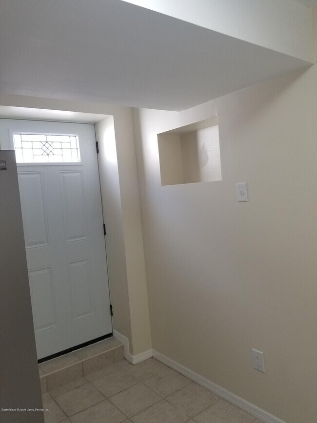 Building Photo - 172 Giffords Ln