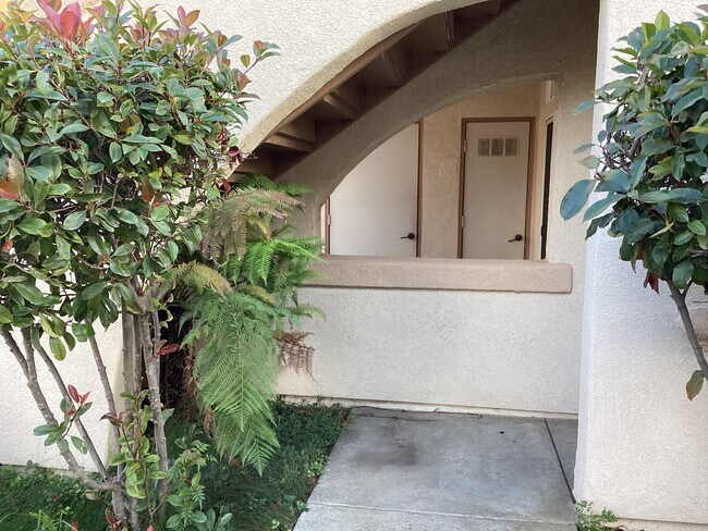 Building Photo - Centrally Located Downstairs Condo in Miss...