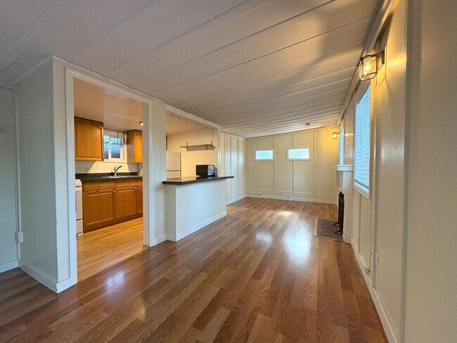 Foto del edificio - Charming 1BR Cottage with Private Patio